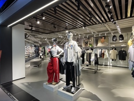 平罗工装装修公司|平罗阿迪品牌专卖店设计装修如何做到效果图和实景高度还原？